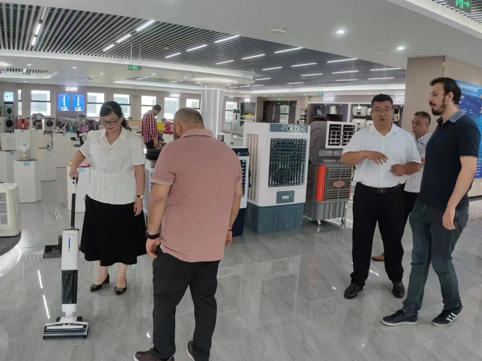 GlobalWay kurucusu Burak Tuncay Çin'de bir fabrika ziyareti sırasında üreticiyle ürünleri değerlendiriyor
