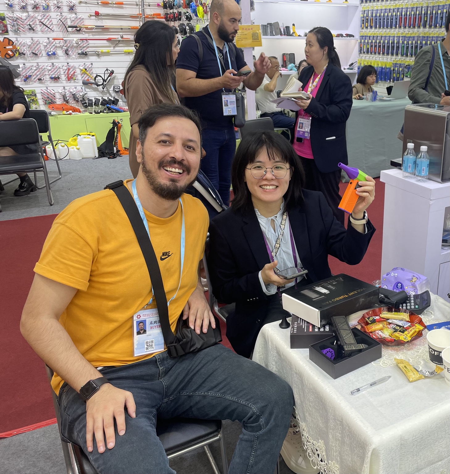 GlobalWay kurucusu Burak Tuncay Çin'deki bir fuarda katılımcı firma temsilcisiyle görüşüyor